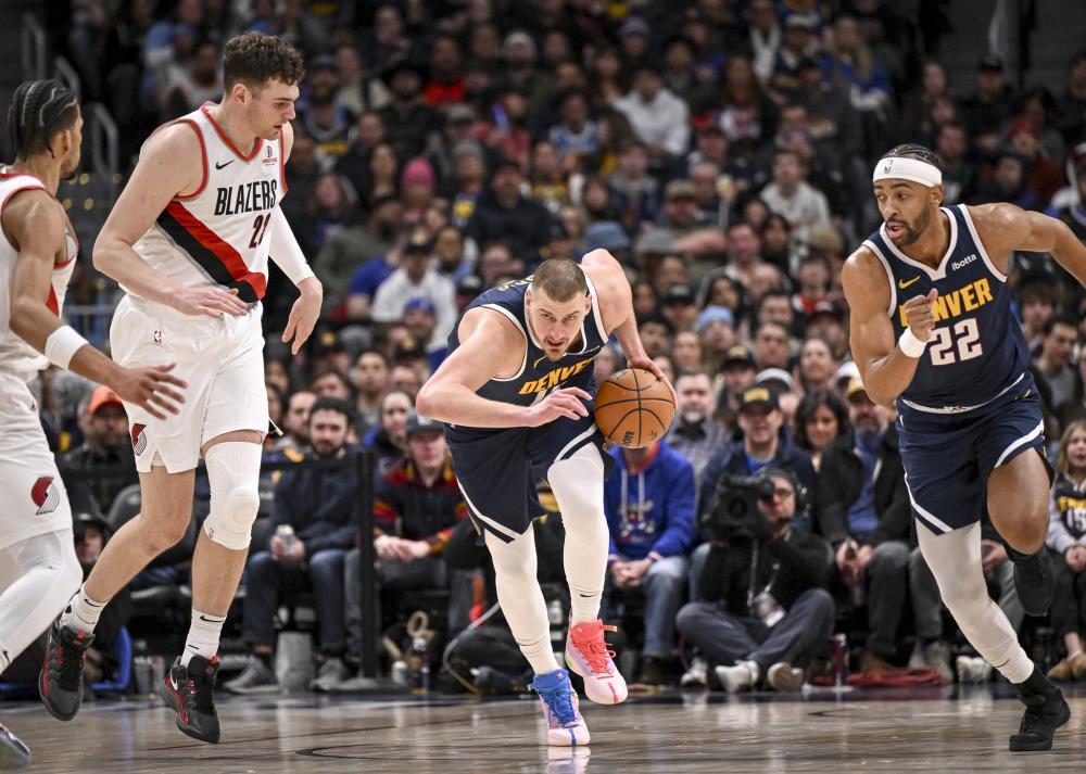 不莱梅队长与对手换球衣后穿在身上，记者误以为他是对方队长