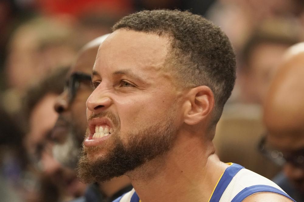 不莱梅队长与对手换球衣后穿在身上，记者误以为他是对方队长