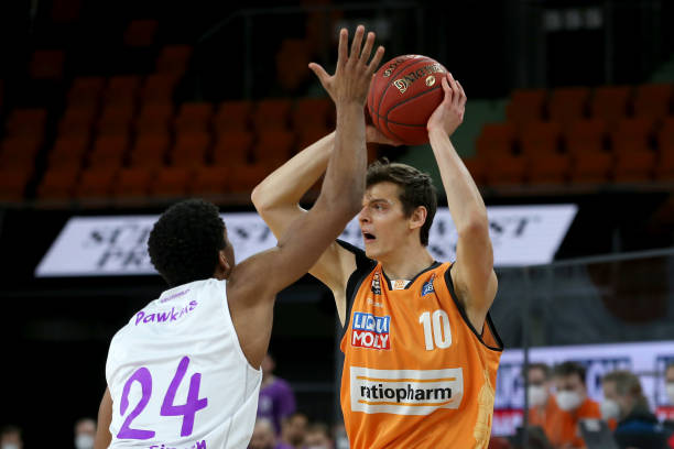 修斯经纪团 修斯经纪团